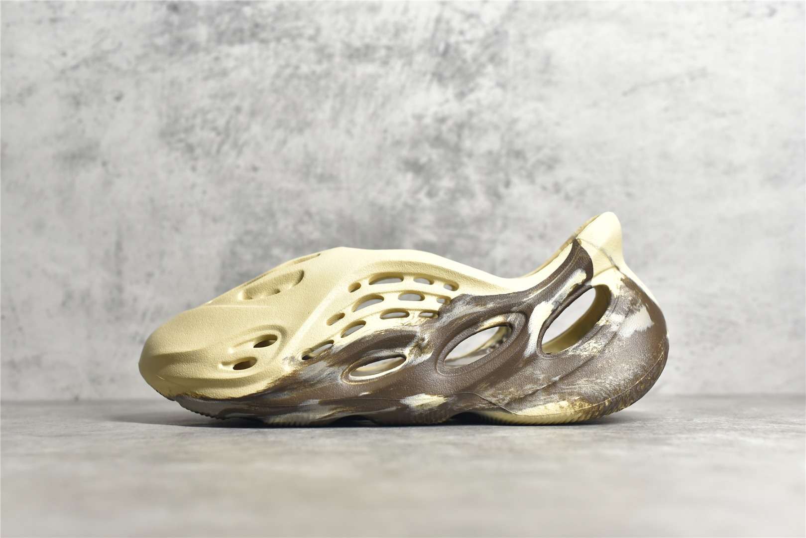 YESKICKS Yeezy Foam Runner ‘MX Cream Clay’GX8774 - Image 2