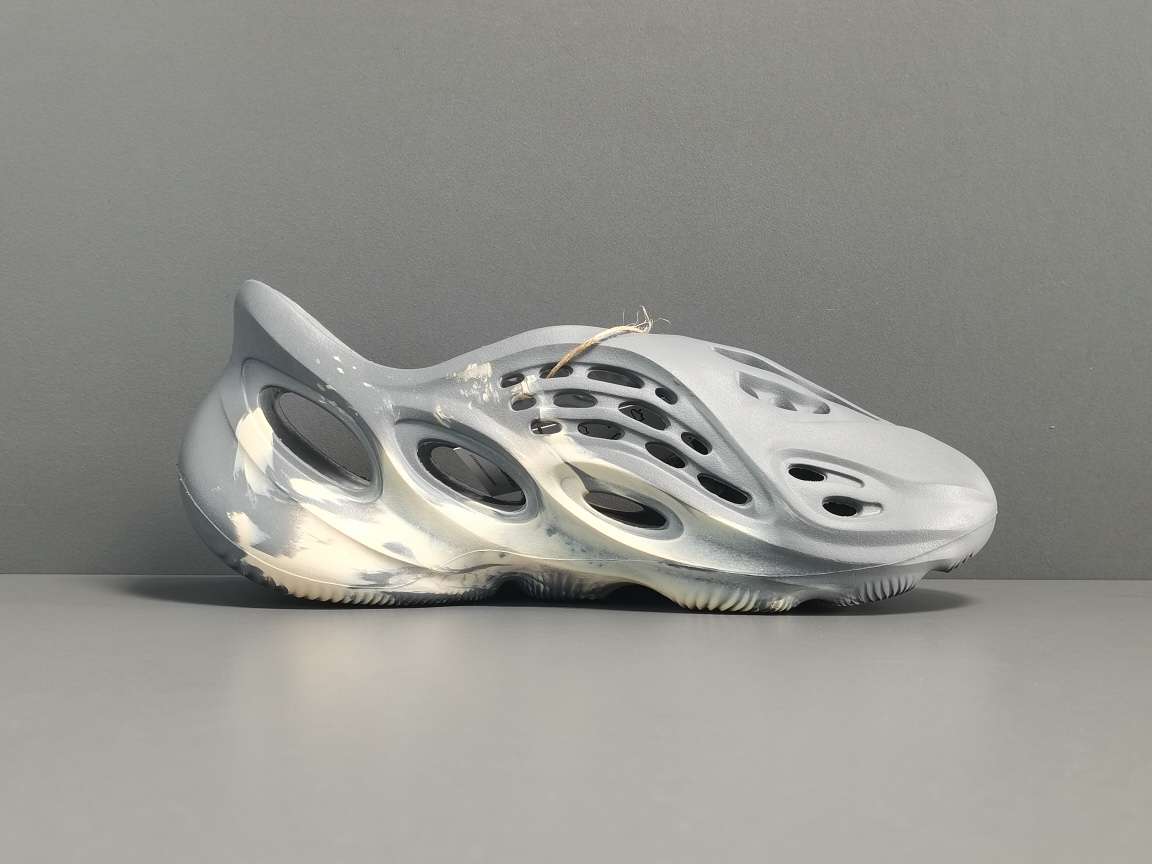 YESKICKS Yeezy Foam Runner ‘MXT Moon Grey Replica GV7904 - Image 3