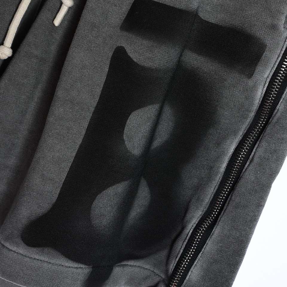 YESKICKS Burberry Dirty Hand Painted Alphabet Zipper Shorts For Men - Image 3