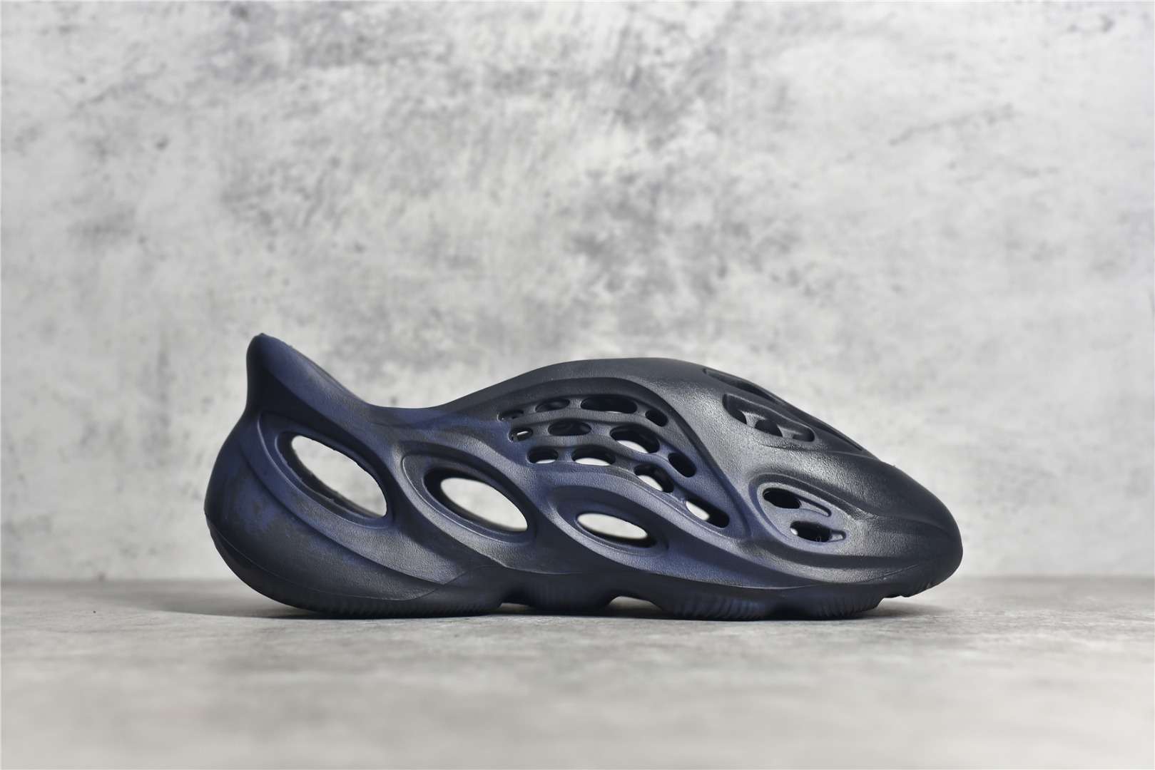 YESKICKS Yeezy Foam Runner ‘Onyx’Replica HP8739 - Image 3