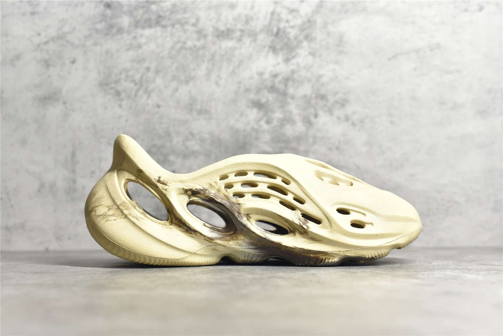 YESKICKS Yeezy Foam Runner ‘MX Cream Clay’GX8774 - Image 4