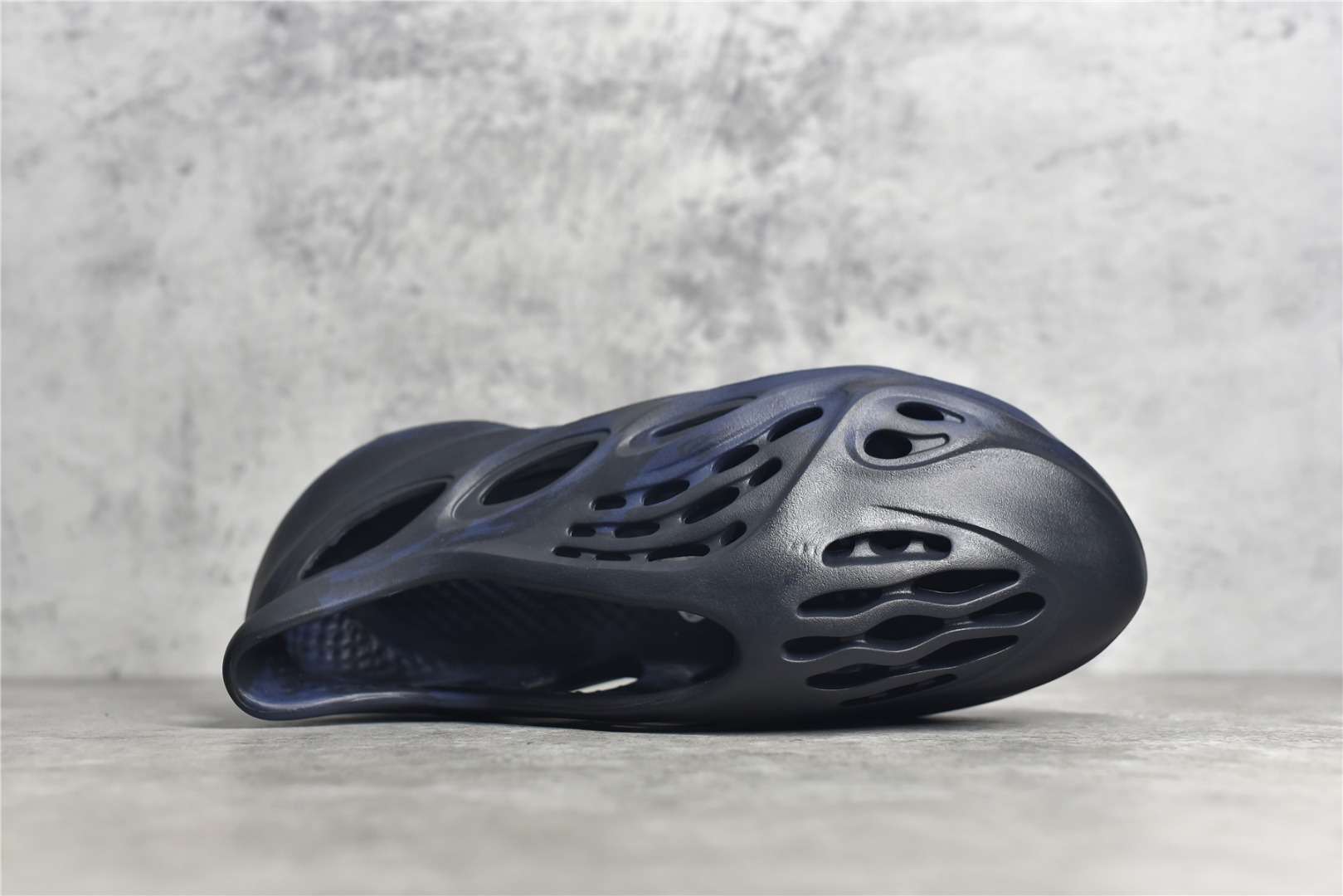 YESKICKS Yeezy Foam Runner ‘Onyx’Replica HP8739 - Image 4