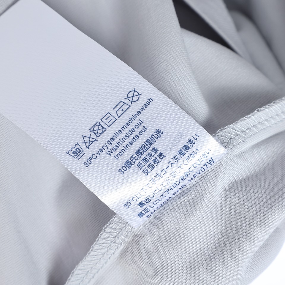 YESKICKS Louis Vuitton Embroidered Logo Letter T-Shirt For Unisex Grayish Blue And White - Image 5