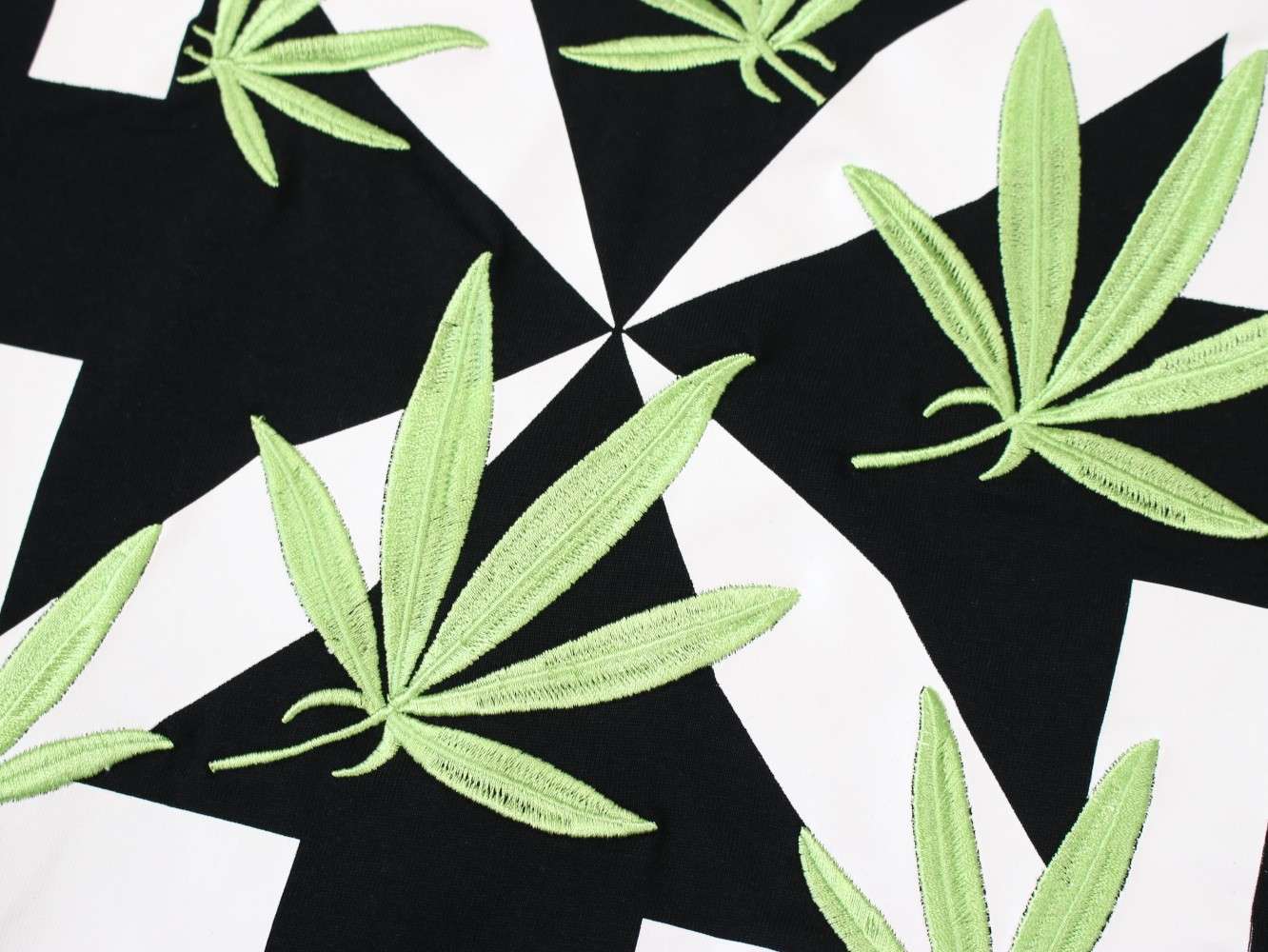 YESKICKS Offwhite Arrow Leaf Pattern Print T-Shirt for Unisex Black And White - Image 7