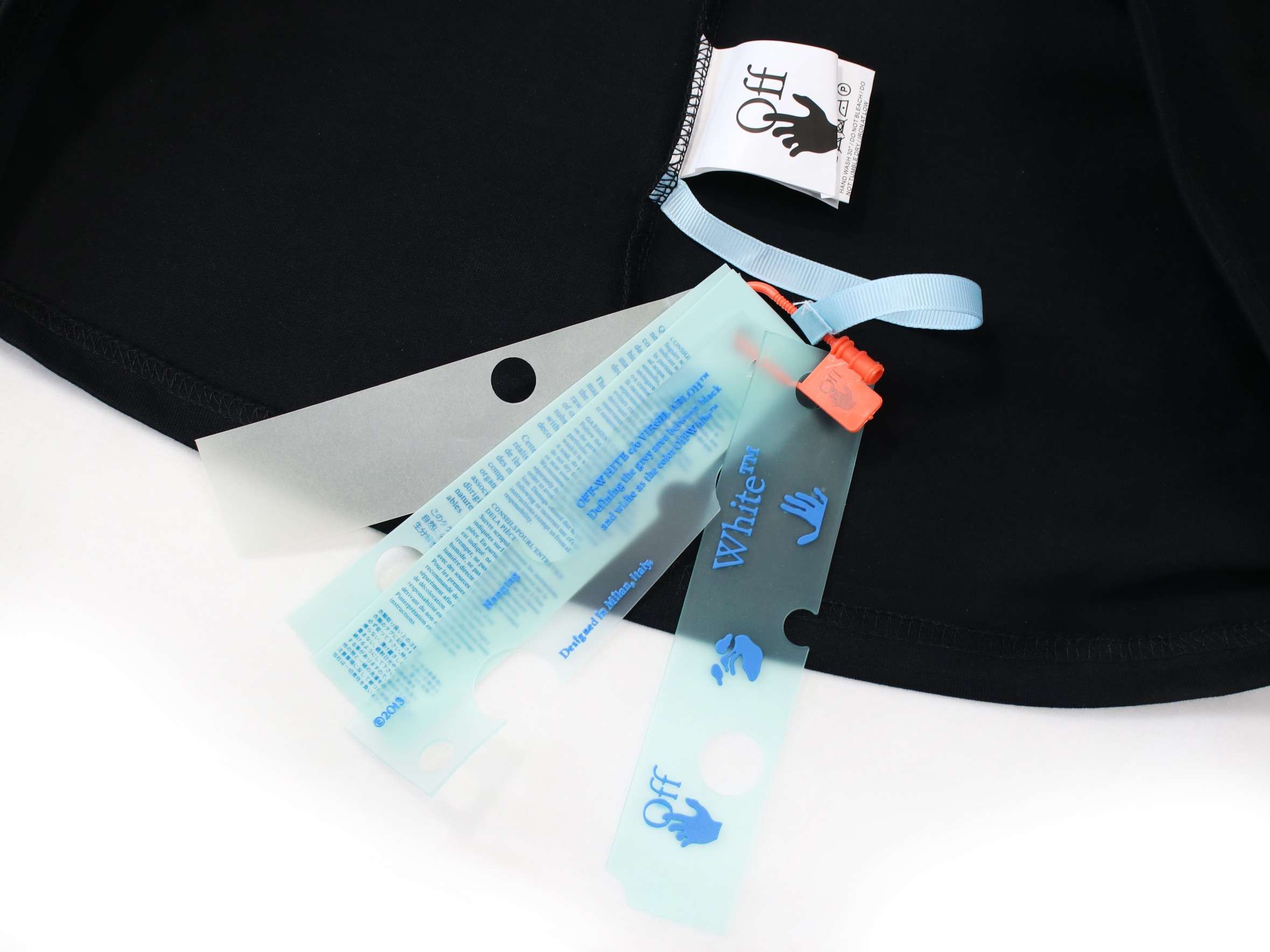 YESKICKS Offwhite Arrow Leaf Pattern Print T-Shirt for Unisex Black And White - Image 9